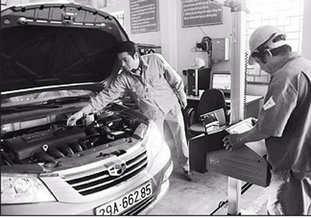 Kiểm tra khí thải và đèn chiếu sáng phía trước của xe ô-tô tại Trung tâm Đăng kiểm 29015 V (Hà Nội).