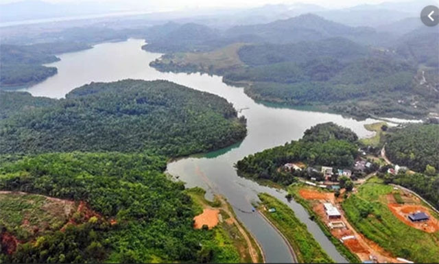 Hồ Đầm Bài, nơi dự trữ nước thô cho Nhà máy xử lý nước sạch sông Đà. Ảnh: BÁ ĐÔ.