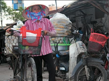 Người dân từ nhiều vùng quê khác nhau đổ về thành phố để kiếm sống.