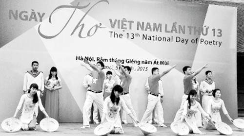 Màn múa hát với chủ đề "Hướng về biển đảo" tại sân thơ Vòng tay bạn bè, Ngày thơ Việt Nam lần thứ 13 tại Văn Miếu - Quốc Tử Giám (Hà Nội). Ảnh: HỮU VIỆT