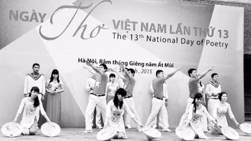 Màn múa hát với chủ đề "Hướng về biển đảo" tại sân thơ Vòng tay bạn bè, Ngày thơ Việt Nam lần thứ 13 tại Văn Miếu - Quốc Tử Giám (Hà Nội). Ảnh: HỮU VIỆT