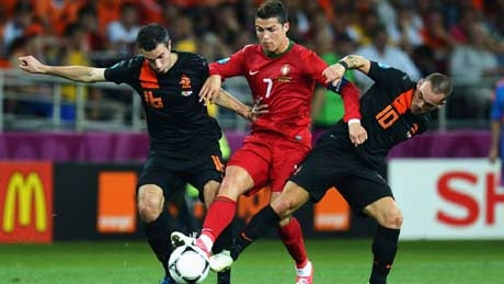 C. Ronaldo (áo đỏ) cùng đồng đội "tiễn" đội Hà Lan về nước.