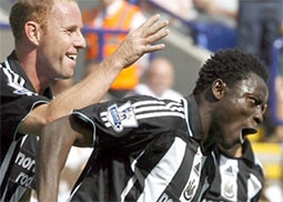 Obafemi Martins đã ghi
hai bàn thắng giúp Newcastle
có khởi đầu thuận lợi. (Ảnh: BBC).