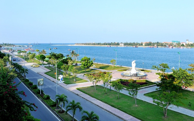 Một góc thành phố Đồng Hới bên bờ biển Nhật Lệ. Ảnh: NGUYỄN ĐĂNG