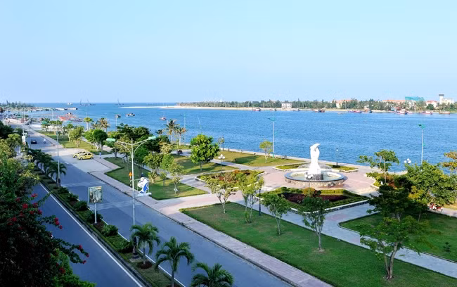 Một góc thành phố Đồng Hới bên bờ biển Nhật Lệ. Ảnh: NGUYỄN ĐĂNG