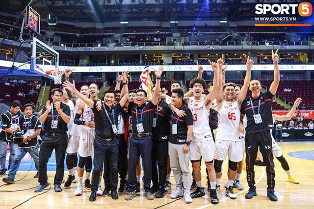 Dàn cầu thủ chất lượng và đội ngũ hậu cần tận tâm của đội tuyển bóng rổ Việt Nam. ( Ảnh: Sport5.vn)