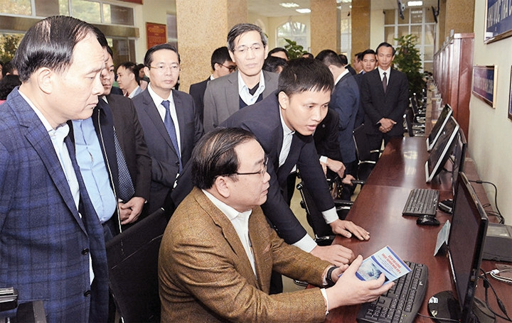 Bí thư Thành ủy Hà Nội Hoàng Trung Hải kiểm tra hoạt động bộ phận một cửa tại quận Nam Từ Liêm. Ảnh: DUY LINH