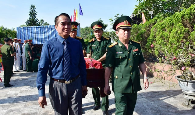 Lãnh đạo Tỉnh ủy TT-Huế và Ban Công tác đặc biệt của Chính phủ đưa hài cốt các liệt sĩ về nơi an nghỉ cuối cùng.