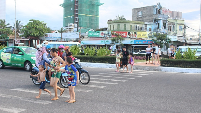 “Ngưng tim” khi đi bộ qua đường.