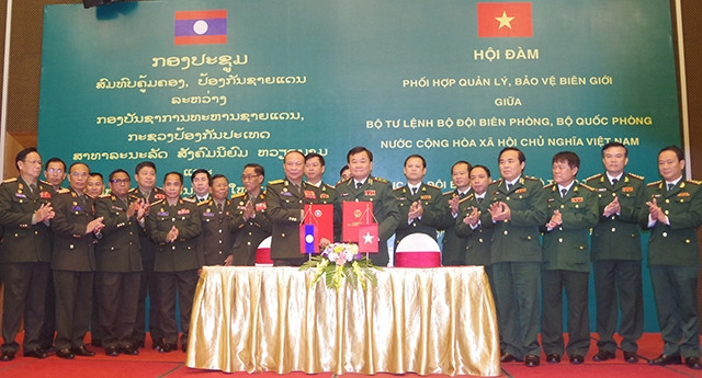 Lãnh đạo hai lực lượng trao biên bản ký kết thỏa thuận hợp tác.