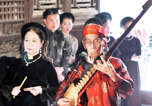 Nghệ nhân Nguyễn Phú Đẹ cùng học trò - NSƯT Đỗ Quyên - Chủ nhiệm CLB ca trù Hải Phòng bắt đầu nghi thức hát cửa đình. Ảnh: TTXVN 