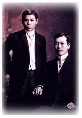 Phan Bội Châu (bên phải) và Kỳ Ngoại hầu Cường Để tại Nhật Bản, khoảng năm 1907.