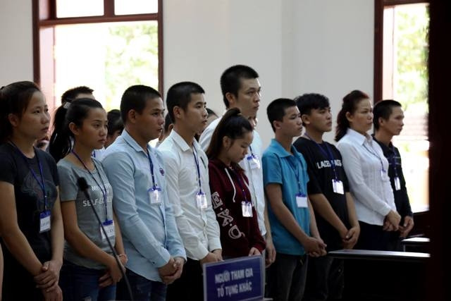 Các bị cáo nghe Tòa tuyên án.