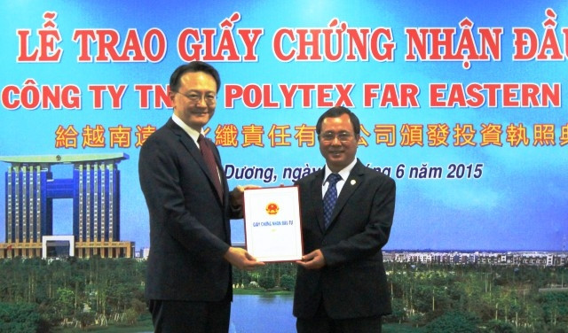 Ông Trần Văn Nam, Chủ tịch UBND tỉnh Bình Dương (phải) trao Chứng nhận đầu tư cho Công ty Polytex Far Eastern Việt Nam.