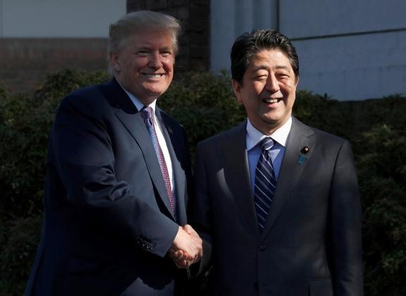 Tổng thống Mỹ Donald Trump (bên trái) bắt tay Thủ tướng Nhật Bản Shinzo Abe tại câu lạc bộ Kasumigaseki, ở Kawagoe, Nhật Bản, ngày 5-11-2017. (Ảnh: Reuters)