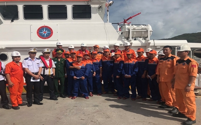 Tàu SAR 274 bàn giao 10 thuyền viên cho các cơ quan chức năng tỉnh Bình Định.