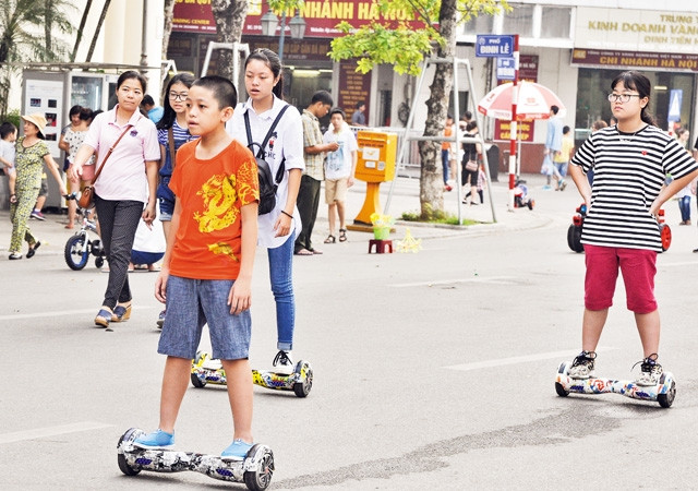 Dù UBND quận Hoàn Kiếm (Hà Nội) đã có lệnh cấm xe điện tự cân bằng tại phố đi bộ nhưng nhiều người vẫn vô tư vui chơi ngoài khu vực quy định. Ảnh: TL