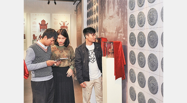 * Khách tham quan triển lãm "Di sản Việt Nam - Góc nhìn mới". Ảnh: TRẦN HẢI