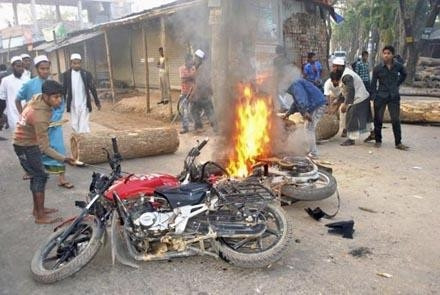 Người biểu tình đốt xe và đập phá các cửa hiệu.           Ảnh Roi-tơ