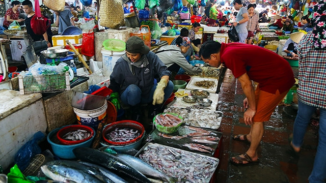 Du khách chọn hải sản tại chợ Cái Dăm. Ảnh: LÊ MINH