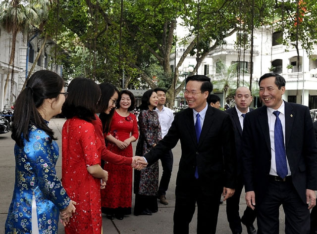 Đồng chí Võ Văn Thưởng, Ủy viên Bộ Chính trị, Bí thư T.Ư Đảng, Trưởng Ban Tuyên giáo T.Ư với cán bộ, phóng viên Báo Nhân Dân.