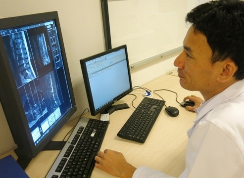 Đọc kết quả chụp MRI cột sống cho người bệnh bị thoát vị đĩa đệm tại Phòng khám đa khoa quốc tế Vinmec Sài Gòn.