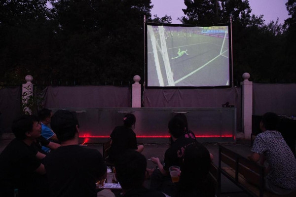 Người hâm mộ xem bóng đá World Cup trên màn hình công cộng ở một công viên ở Bắc Kinh. Ảnh AFP