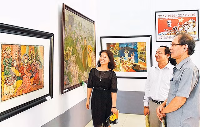 Người dân tham quan triển lãm. Ảnh: HUY TÙNG