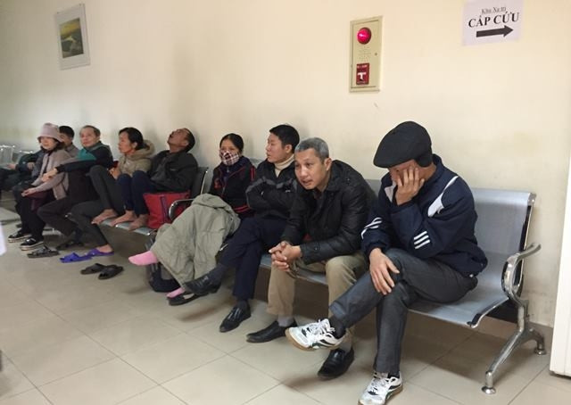 Những khuôn mặt mệt mỏi của bệnh nhân và người nhà chờ tới lượt xạ trị.