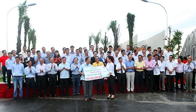 Bà Đỗ Thị Kim Liên trao tặng lãnh đạo tỉnh Hậu Giang kinh phí hỗ trợ dự án trồng cây xanh.