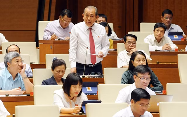 Phó Thủ tướng Thường trực Chính phủ Trương Hòa Bình tham gia trả lời chất vấn của các đại biểu. Ảnh: TRẦN HẢI