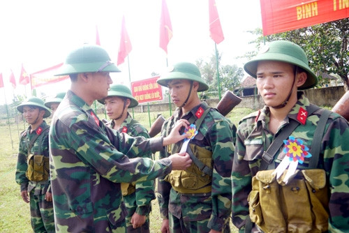 Chiến sĩ mới Trung đoàn 143, Sư đoàn 315 (Quân khu 5) bắn đạn thật đạt loại giỏi.