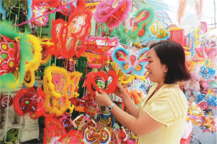 Lồng đèn giấy kiếng truyền thống thu hút nhiều khách hàng trong mùa Trung thu năm nay.