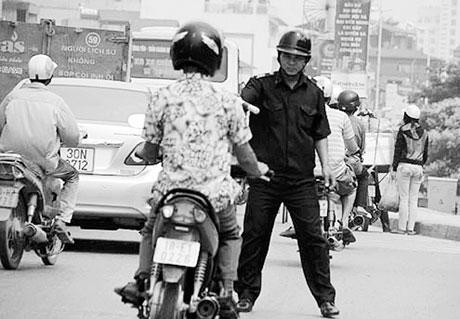 Dân phòng chặn xe lưu thông trên đường.