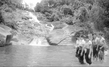 Khách du lịch tham quan thắng cảnh thác Ma Hao, huyện Lang Chánh.