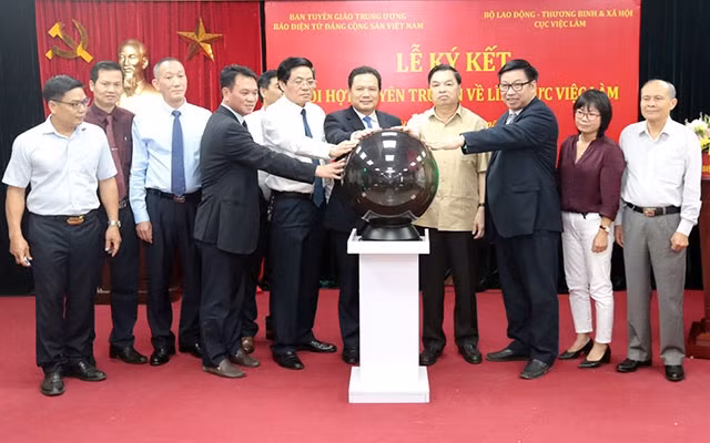 Các đại biểu nhấn nút ra mắt Chuyên trang “Việc làm - Từ chính sách đến thực tiễn” của Báo điện tử Đảng Cộng sản Việt Nam.