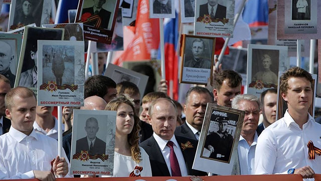 Tổng thống Nga V.Putin tham gia tuần hành “Trung đoàn bất tử”. Ảnh: TASS