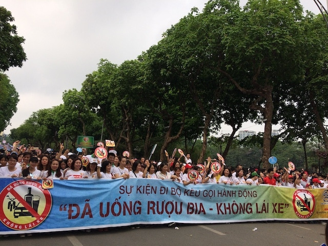 Các thành viên Cộng đồng cựu học sinh THPT TP Hà Nội khoá 1991-1994 khởi xướng sự kiện đi bộ kêu gọi hành động "Đã uống rượu bia, không lái xe".