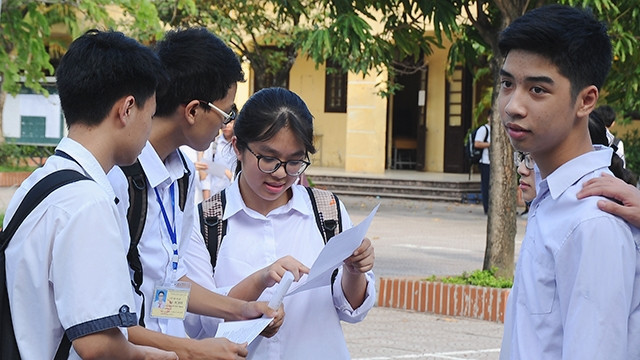 Các trường THPT tổ chức kiểm tra đánh giá theo các bộ đề thi tham khảo cho học sinh. Ảnh: NHƯ NAM