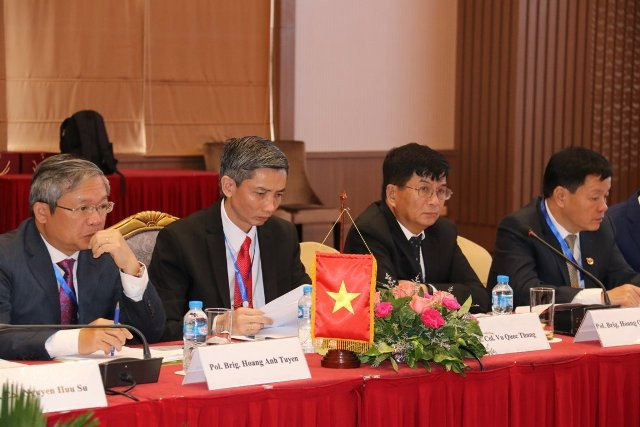 Đại tá Vũ Quốc Thắng (thứ hai từ trái sang), Phó Chánh văn phòng Cơ quan Cảnh sát điều tra khẳng định sự hợp tác hiệu quả giữa cảnh sát Việt Nam và Lào.