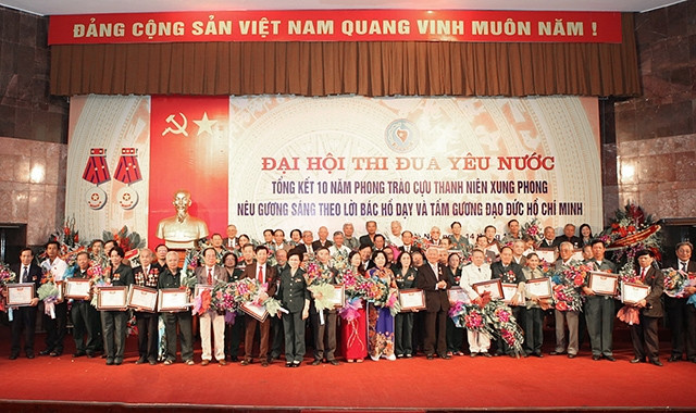 Cựu TNXP chụp ảnh lưu niệm tại Đại hội Thi đua yêu nước, tổng kết mười năm Phong trào Cựu TNXP nêu gương sáng theo lời Bác Hồ dạy và tấm gương đạo đức Hồ Chí Minh.