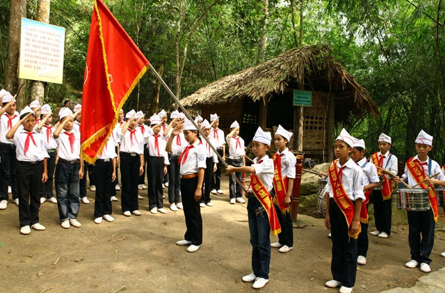 Học sinh Trường THCS Tân Trào (Sơn Dương, Tuyên Quang) báo công dâng Bác tại lán Nà Nưa.