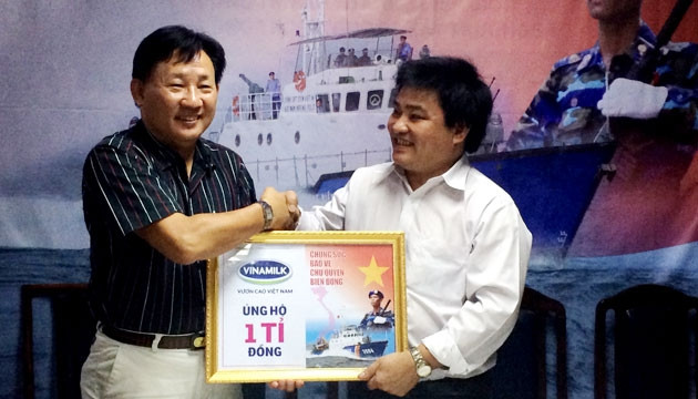 Đại diện Vinamilk trao một tỷ đồng cho Chương trình “Chung sức bảo vệ chủ quyền biển Đông”.