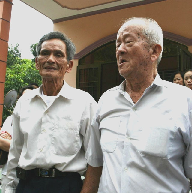 Bằng lòng bao dung và sự vị tha cao cả, ông Tằng (người đứng bên trái) đã tha thứ cho Bảy Nhu