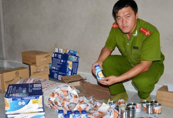 Tang vật là các nhãn mác và sữa Ensure giả thu giữ tại nhà của Trần Bảo Thiện.