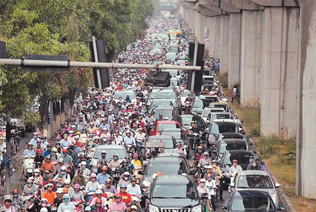 Cảnh ùn tắc thường xuyên xảy ra khi các phương tiện giao thông đi qua nút giao Nguyễn Trãi - Khuất Duy Tiến. Ảnh: ANH TUẤN
