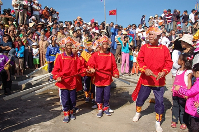 Hát bả trạo tại lễ hội đánh bắt hải sản đầu năm tại Sa Huỳnh.