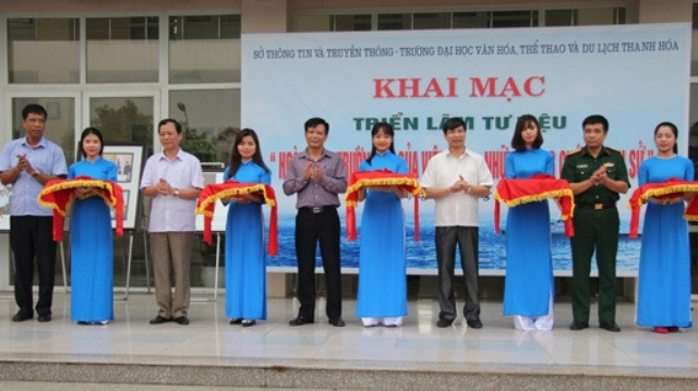 Các đại biểu cắt băng khai mạc triển lãm.
