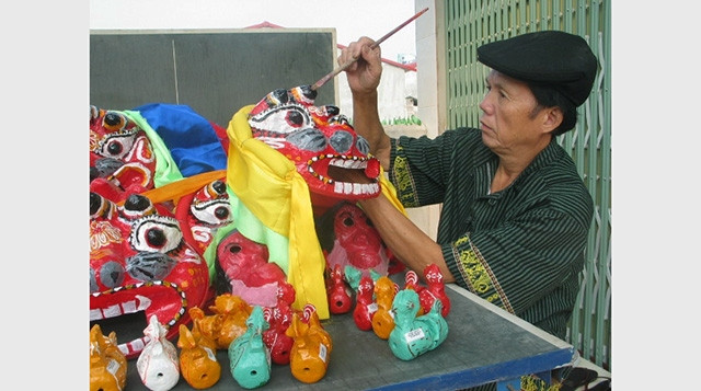 Nghệ nhân Hoàng Choóng đang chế tác những con sư tử mèo.