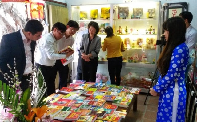 Gian hàng bán sách và đồ lưu niệm tại Côn Sơn.